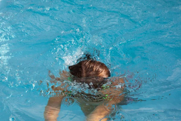 Niña Niño Saltando Piscina Bajo Agua Jugando Divertirse Agua —  Fotos de Stock