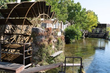Provence Fransa'da eski şehir L isle-sul-la-Sorgue nehir Sorgue üzerinde geleneksel Fransız su değirmeni Eski waterwheel