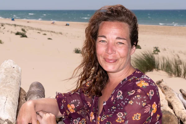 Mujer Cuarenta Años Vestido Verano Playa Lacanau Francia — Foto de Stock