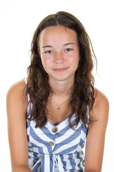 Portret Szczęśliwej Dziewczynki Długimi Kręcone Włosy Stwarzające Białym Tle — Zdjęcie stockowe