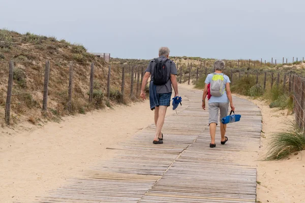 Мужчина Женщина Пенсии Пара Прогуливаясь Деревянной Дорожке Пляже — стоковое фото