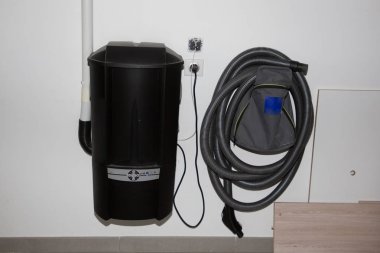 Evin bodrum katında merkezi elektrikli süpürge hortumu