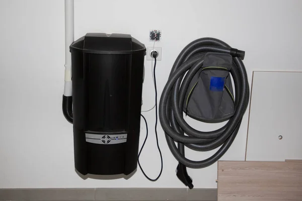 Evin bodrum katında merkezi elektrikli süpürge hortumu