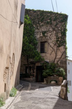 Bonnieux Fransa sokak pitoresk köyünde tipik bir ev