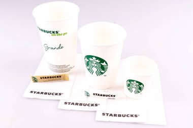 Bordeaux , Aquitaine / Fransa - 09 03 2019 : Starbucks kahvesinin fincan kağıt havlusu ve şekeri ile kompozisyon