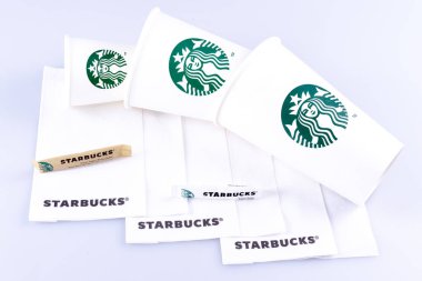 Bordeaux , Aquitaine / Fransa - 09 03 2019 : Take-Away Hot cup kağıt havlu ve stüdyo çekimStarbucks kahve şeker