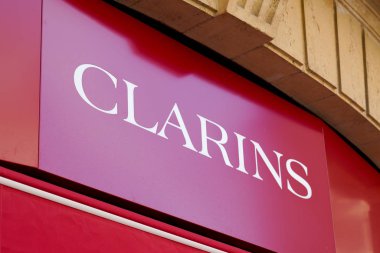 Bordeaux , Aquitaine / Fransa - 09 18 2019 : Clarins ünlü butik tabela mağazası