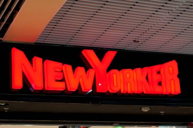 Bordeaux , Aquitaine / Fransa - 09 18 2019 : New Yorker logo tabela mağazası moda mağazası zinciri şık kıyafet erkek ve kadın