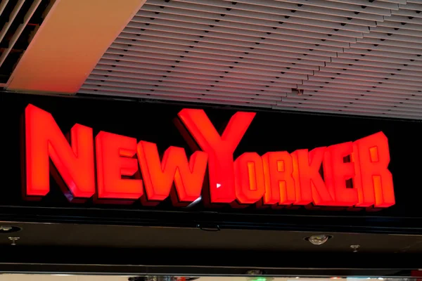 Bordeaux , Aquitaine / Fransa - 09 18 2019 : New Yorker logo tabela mağazası moda mağazası zinciri şık kıyafet erkek ve kadın
