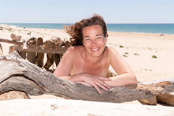 Retrato Mulher Morena Sorridente Deitada Praia Troncos — Fotografia de Stock