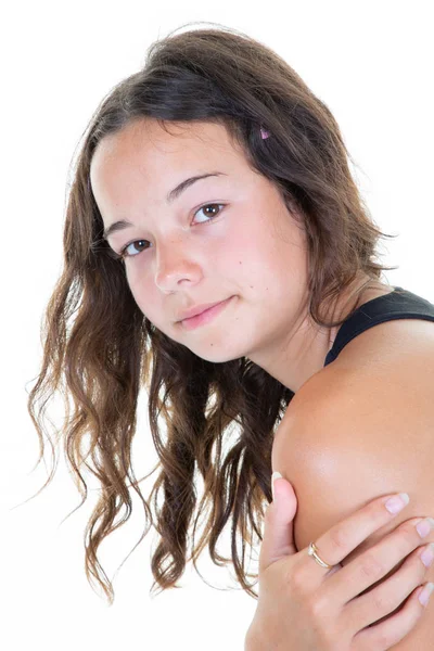 Portret Młodej Kobiety Nad Białą Ścianą Nastoletnią Dziewczynką Rękę Ramieniu — Zdjęcie stockowe