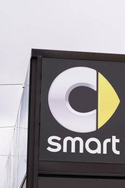 Bordeaux, Aquitaine / France - 09 24 2019: Showroom önünde akıllı logo tabela arabası