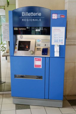 Bordeaux, Aquitaine / Fransa - 09 23 2019: istasyona tren bileti almak için sncf makinesi