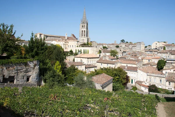 ボルドーフランスの教会ワイン地区サン エミリオン村の風景 — ストック写真