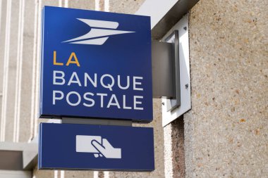 Bordeaux, Aquitaine / Fransa - 09 26 2019: La Banque Postale Posta Panosu Ofisi Fransız Bankası Posta İşareti