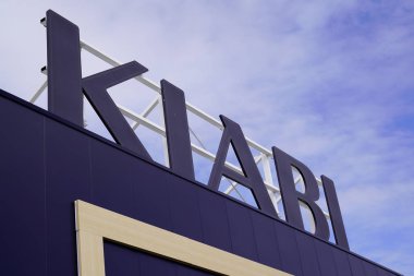 Bordeaux, Aquitaine / France - 09 24 2019: Sekme kıyafetleri Fransız firmasının mağazasında Kiabi logosu