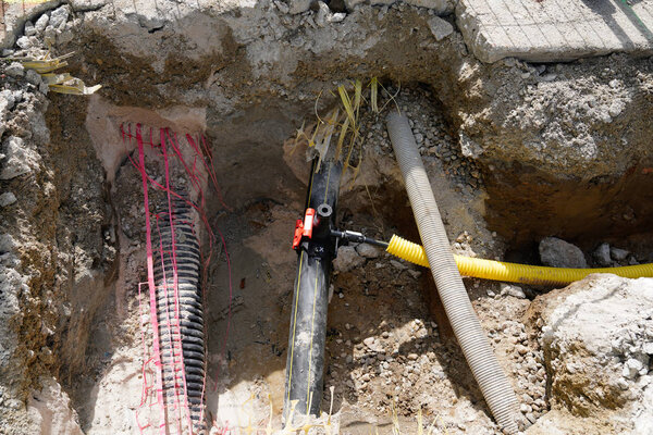 Гидрометры водоснабжения ремонтируют подземные сооружения в городе
