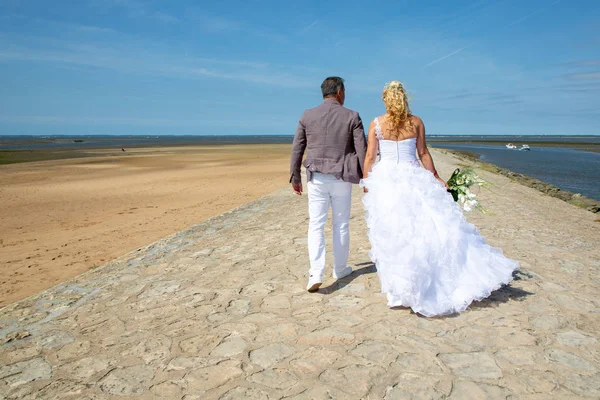 婚礼夫妇海背景的沙滩 — 图库照片
