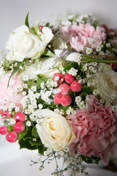 Casamento Fresco Monte Peônias Rosa Rosas Com Anéis Casamento — Fotografia de Stock