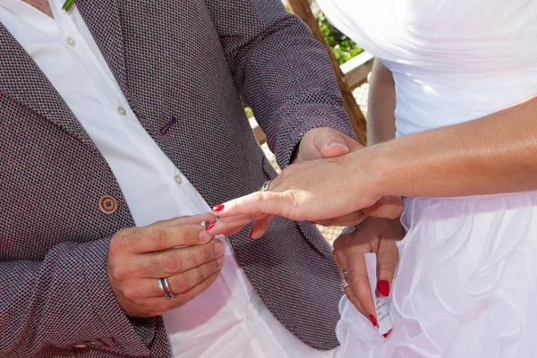 Bruiloft Bruidegom Draagt Bruid Ring Uitwisseling — Stockfoto