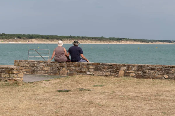 Coppia Pensione Contemplando Paesaggio Marino Sedersi Sul Muro — Foto Stock