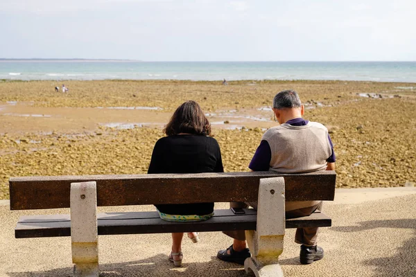 在法国威尼斯海滩的圣文森堡 一对相貌迷人的退休老夫妻坐在长椅上 — 图库照片