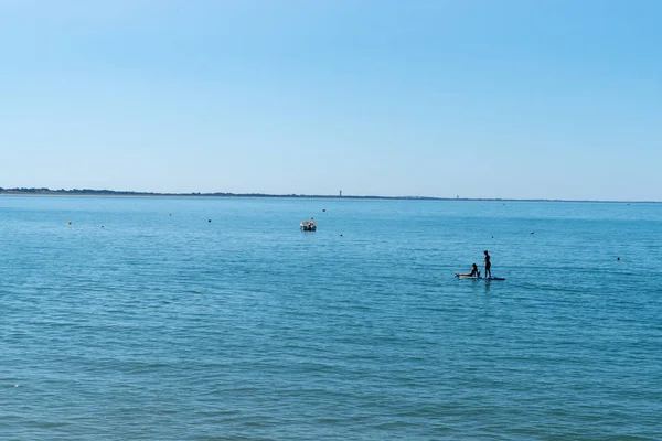 Two Girls Paddle Board Edge Ile Noirmoutier France — 스톡 사진