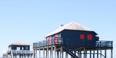 Fransa 'da tahta kulübelerin üzerinde tahta kamaralar kapak gelinciği Bassin d' Arcachon 'da.