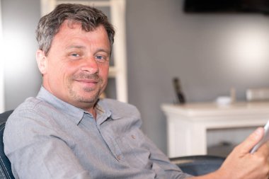 Yakışıklı adam evde rahatlatıcı