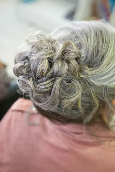 Realización Del Peluquero Sobre Mujer Antes Celebración — Foto de Stock