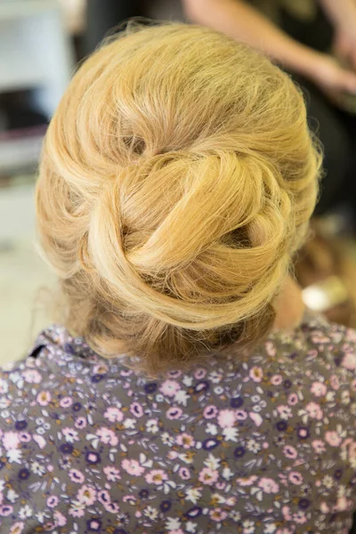 Coiffeur Réalisation Sur Femme Avant Célébration — Photo