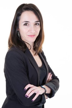 Beyaz arka planda gülümseyen genç bir iş kadını.