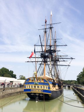 Rochefort, Aquitaine / Fransa - 10 02 2019: firkateyn Hermione Lafayette Transatlantik teknesi