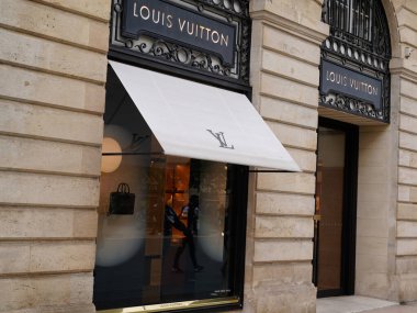 Bordeaux, Aquitaine / Fransa - 10 10 10 2019: Louis Vuitton tabelacı sokak lüks mağazası