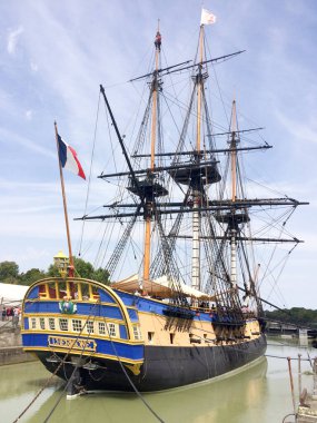 Rochefort, Aquitaine / Fransa - 10 02 2019: fırkateyn Hermione Lafayette antik yeni gemi