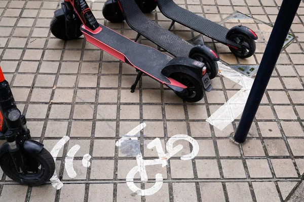 Scooters Alineados Acera Ciudad Centro Calle Pavimento Centro Ciudad Vieja — Foto de Stock