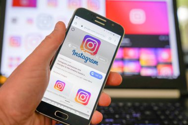 Bordeaux, Aquitaine / France - 10 11 2019: akıllı telefonlar için telefon ekranı Instagram logosu sosyal medya fotoğraf paylaşım uygulaması