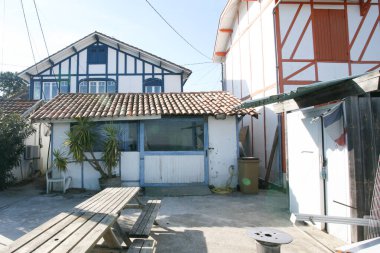 Tipik renkli ahşap evler Kaptan Ferret istiridye limanı Arcachon 'da.