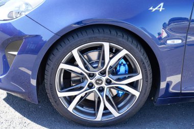Bordeaux, Aquitaine / Fransa - 10 11 2019: Alpine A110 spor modern araba tekerleği yeni Renault