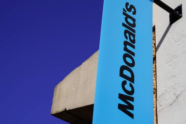 Bordeaux, Aquitaine / France - 10 11 2019: McDonalds mağaza logosu mavi bayrak ile işaretlendi