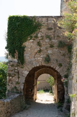 Luberon Fransa 'nın Menerbe köyünde ortaçağ kemer taşı