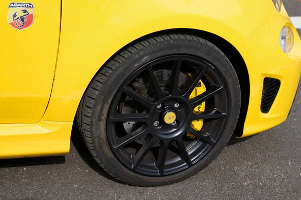 波尔多 阿基坦 2019 Abarth Fiat Car 500 Wheels Racing Yellow — 图库照片