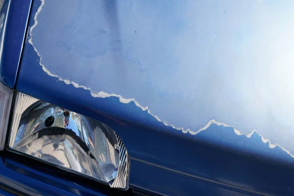 Främre Huva Blå Bil Med Skadad Och Skalad Färg Skyddande — Stockfoto