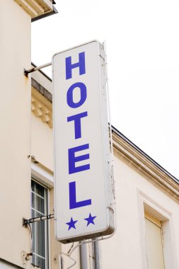Tatil için otel tabelası iki yıldız parlıyor.