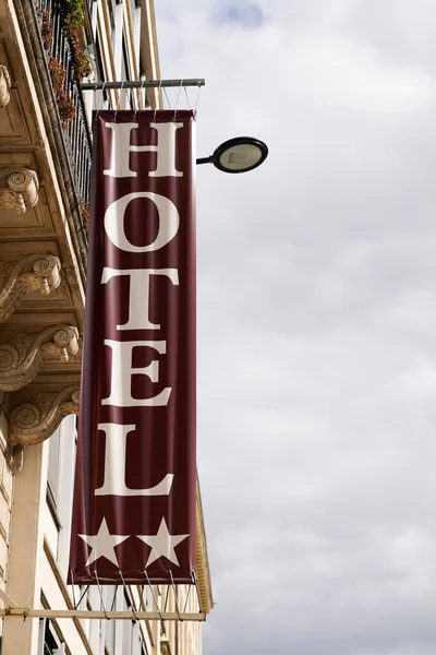 Otel tabelası 2 yıldızlı sokak logosu asılı