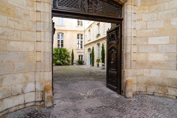 Porta Madeira Entrada Com Batedor Bordeaux Cidade Clássico Francês Mansão — Fotografia de Stock