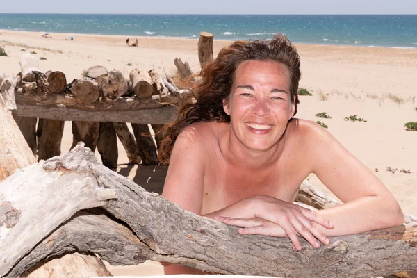 Lächelnde Frau Bräunt Sich Entspannt Sandstrand Des Meeres — Stockfoto