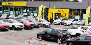 Bordeaux, Aquitaine / Fransa - 10 16 2019: opel bayii logosu Alman otomobil üreticisi
