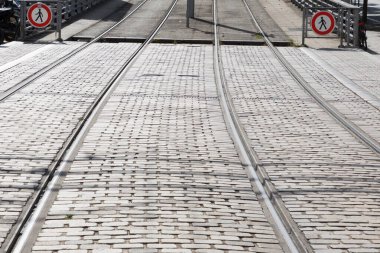 Bordeaux şehir merkezinde kaldırım taşları olan tren yolu.