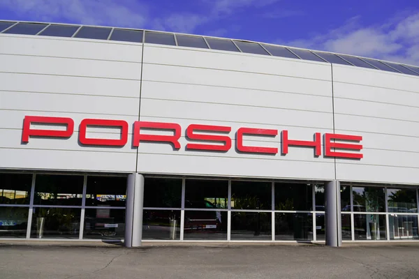 Bordeaux, aquitaine / france - 10 16 2019: porsche Autohaus sign logo store deutscher Automobilhersteller spezialisiert auf Hochleistungs-Sportwagen shop — Stockbild Bordeaux Aquitaine France 2019 Porsche Autohaus Sign Logo Store Deutscher — Stockfoto